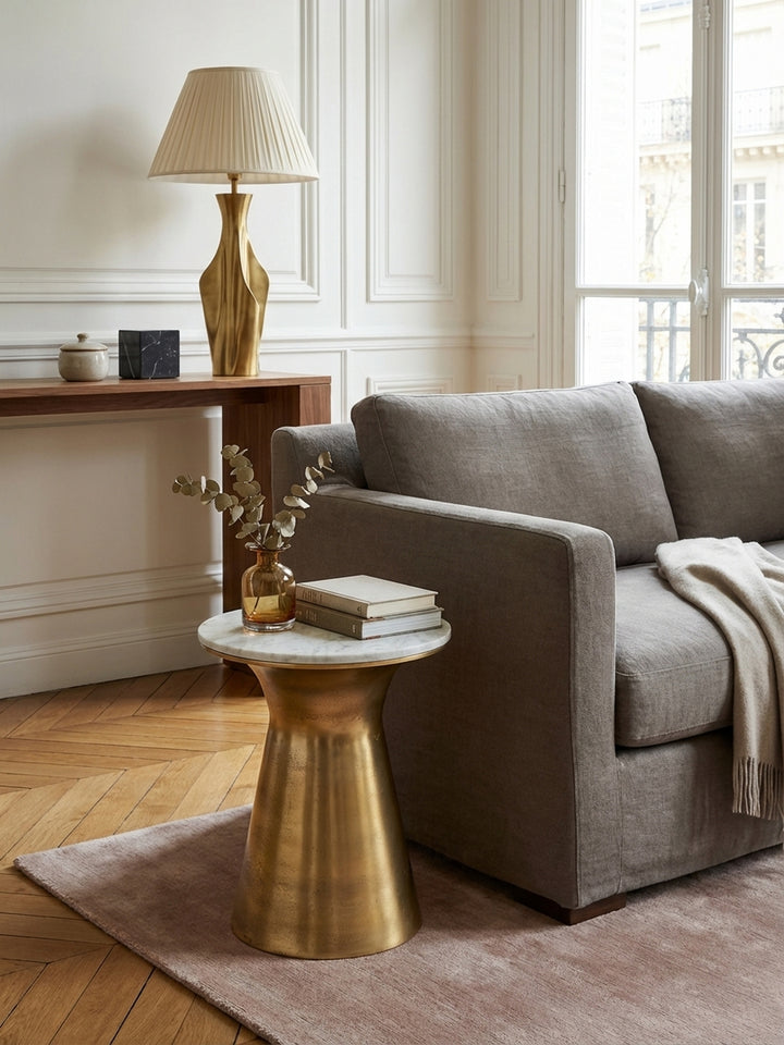 Runder Anstelltisch aus Marmor und Metall von oben gesehen, platziert auf einem gemusterten Teppich im Wohnzimmer, zeigt die 35 cm große Tischplatte in der Raumkomposition._