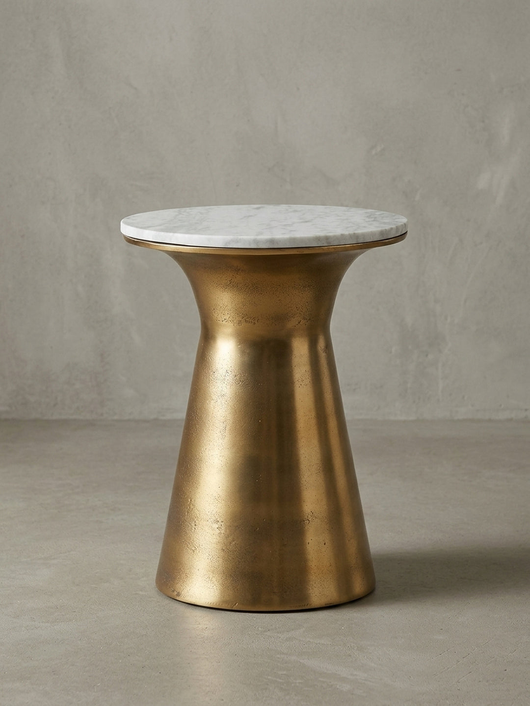 Gesamtansicht des runden Couchtisches, der die Kombination aus echtem indischen Marmor und lackiertem Aluminium in einem modernen, eleganten Design präsentiert._