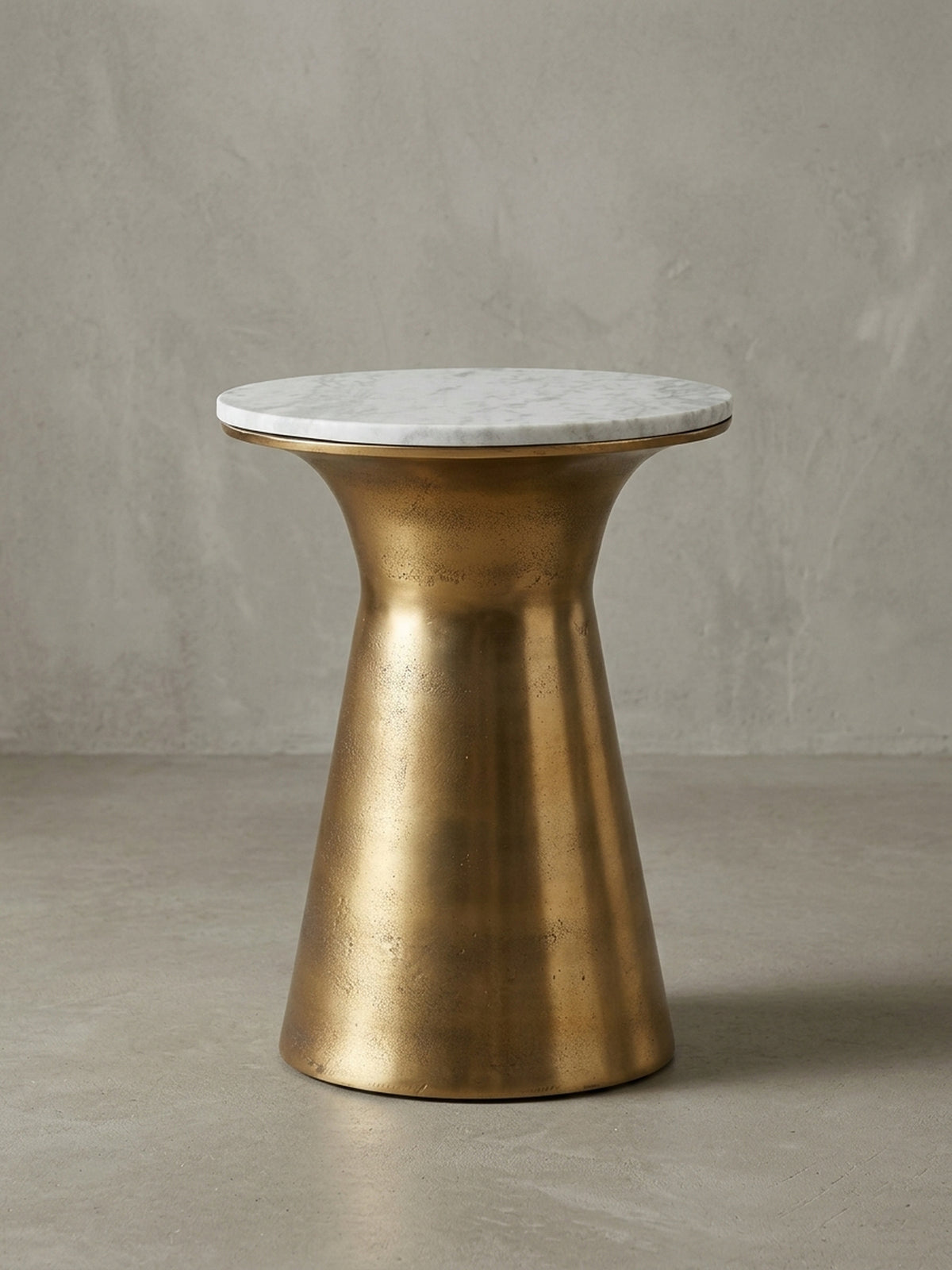Gesamtansicht des runden Couchtisches, der die Kombination aus echtem indischen Marmor und lackiertem Aluminium in einem modernen, eleganten Design präsentiert.