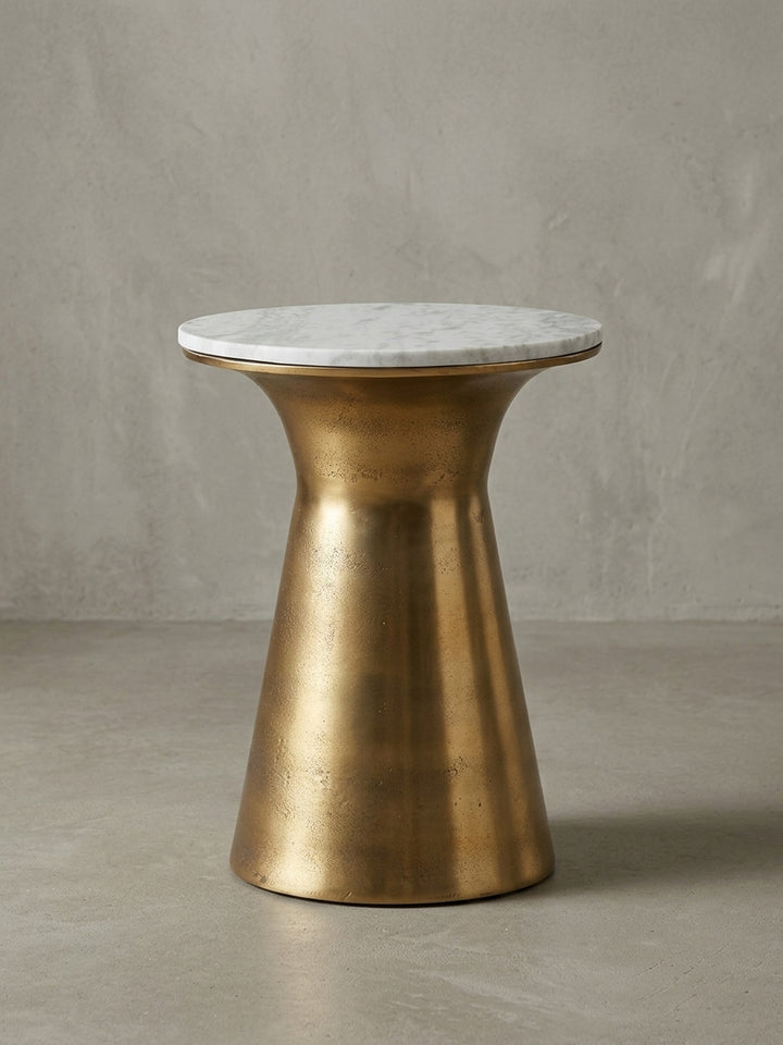 Gesamtansicht des runden Couchtisches, der die Kombination aus echtem indischen Marmor und lackiertem Aluminium in einem modernen, eleganten Design präsentiert._