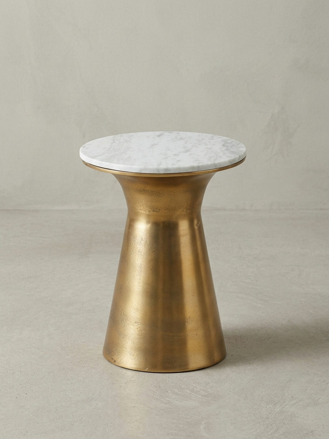 Seitenansicht des kleinen Sofatisches, die die Höhe von 45 cm und die harmonischen Proportionen des sanduhrförmigen Metallgestells in Gold unterstreicht._