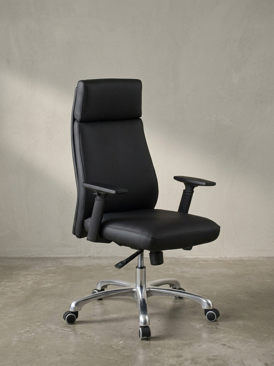 Frontalansicht des ergonomischen Bürostuhls aus schwarzem Echtleder mit breiter Kopfstütze und funktionalen Armlehnen._