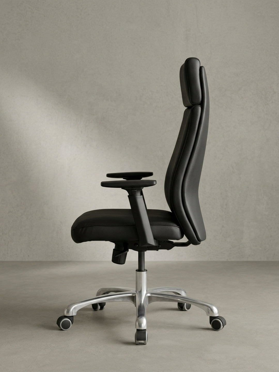 Der hochwertige Echtleder-Chefsessel aus einem leicht erhöhten Blickwinkel, der die großzügigen Maße von 75x68cm eindrucksvoll zur Geltung bringt._