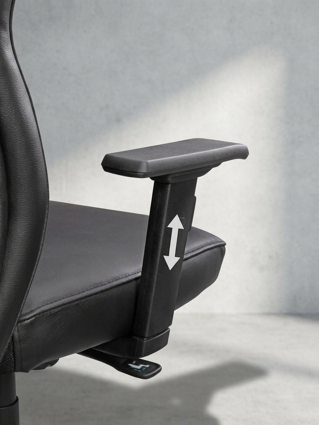 Detailansicht der höhenverstellbaren schwarzen Armlehnen des modernen Bürostuhls mit Pfeilmarkierung für die stufenlose ergonomische Anpassung._