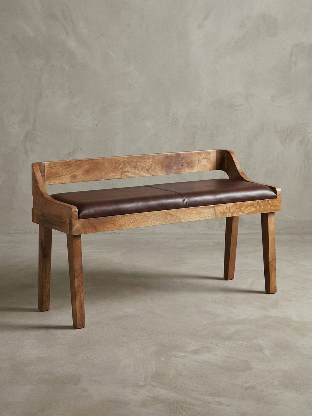 Seitenansicht der Sitzbank für den Flur, die die geschwungene Silhouette der Rückenlehne und die Proportionen des Designs hervorhebt._