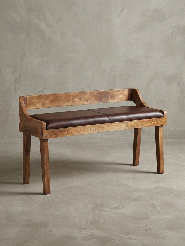 Seitenansicht der Sitzbank für den Flur, die die geschwungene Silhouette der Rückenlehne und die Proportionen des Designs hervorhebt._