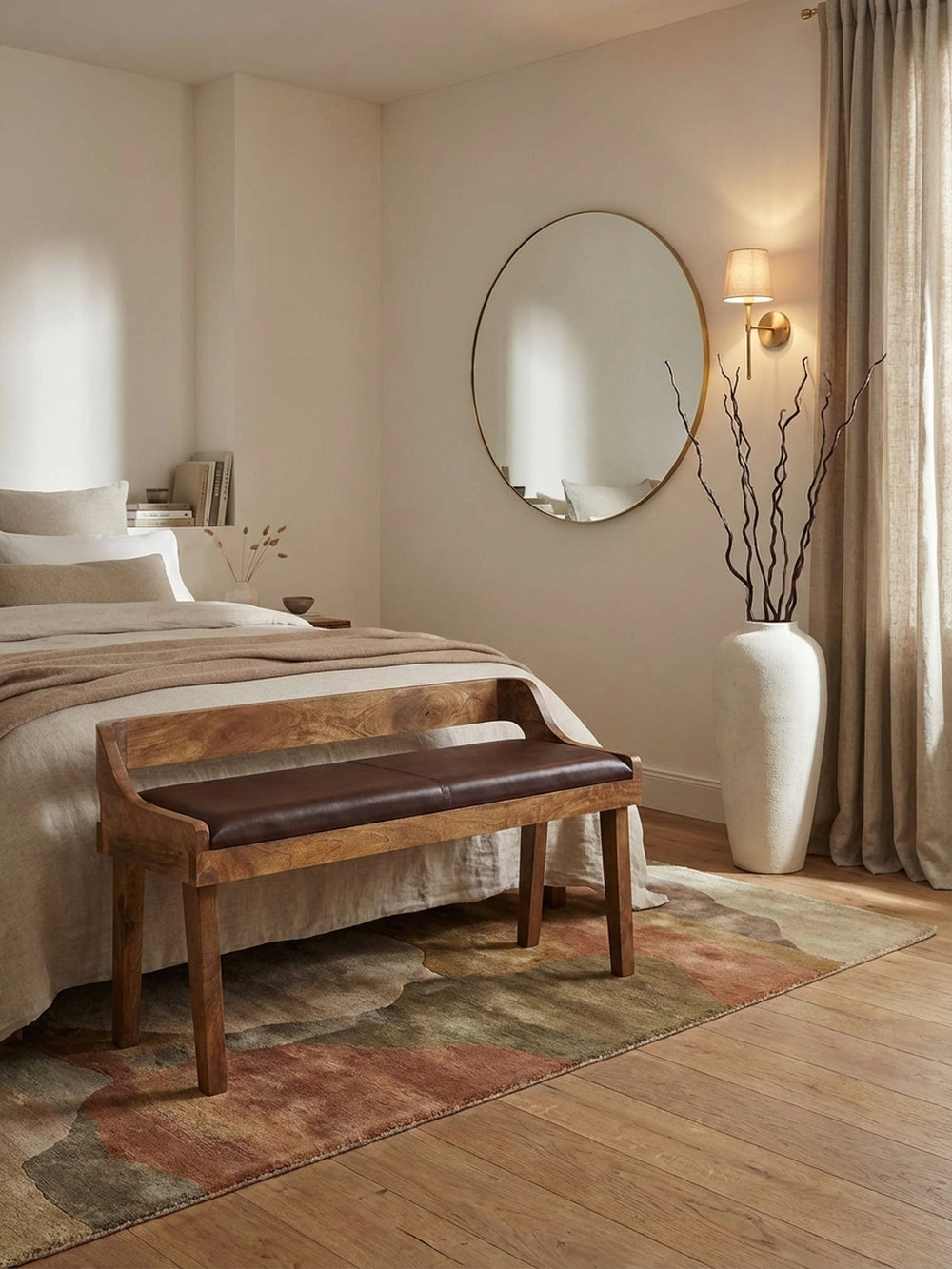 Moderne Sitzbank aus massivem Mangoholz und braunem Echtleder in einem hellen, stilvollen Flur als einladendes Eingangsmöbel._