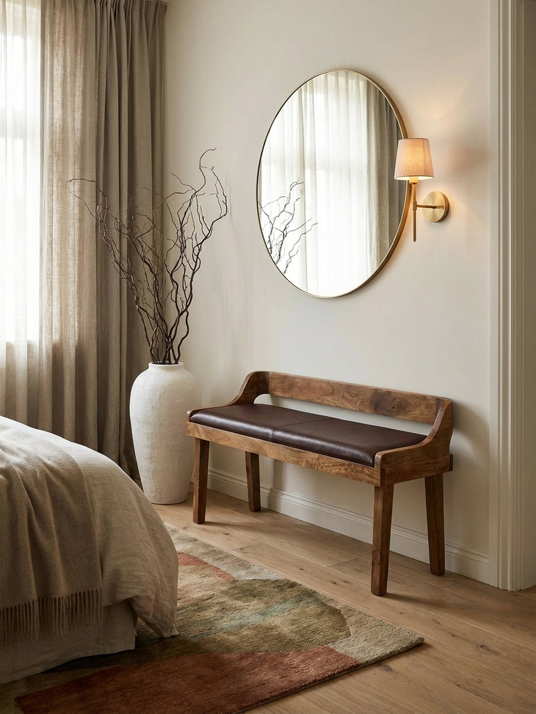 Draufsicht auf die Polsterbank mit Leder in einem Wohnbereich, die ihre kompakten Maße von 108 cm und die warme Holzmaserung zeigt._