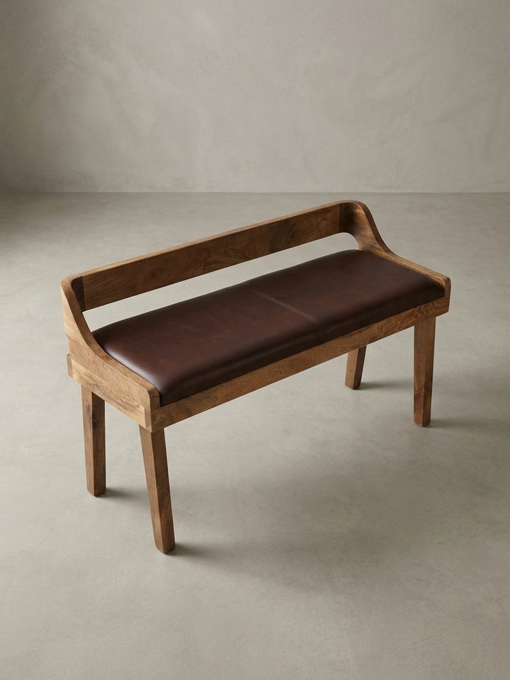 Detailaufnahme der organisch geformten Armlehne der Sitzbank, die die hochwertige Verarbeitung des Mangoholzes unterstreicht._