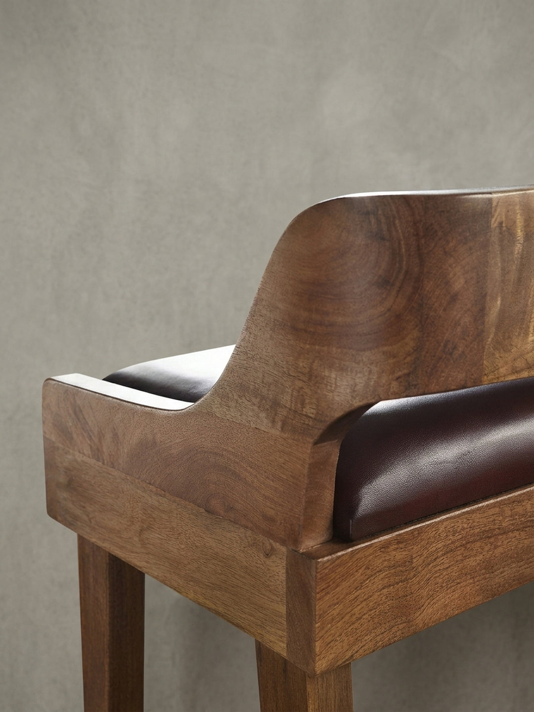 Nahaufnahme des Verbindungsdetails zwischen Bein und Sitzrahmen der Massivholzbank, ein Zeichen für stabile Konstruktion._