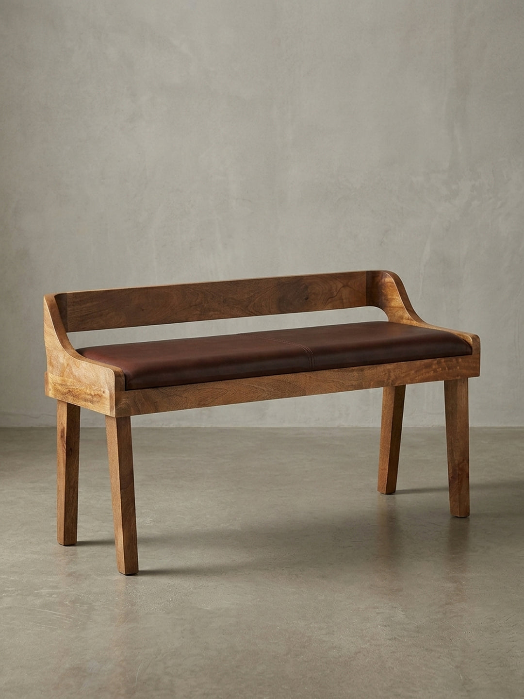 Gesamtansicht der kleinen Bettbank aus Holz und Leder, die das harmonische Zusammenspiel der natürlichen Werkstoffe verdeutlicht._