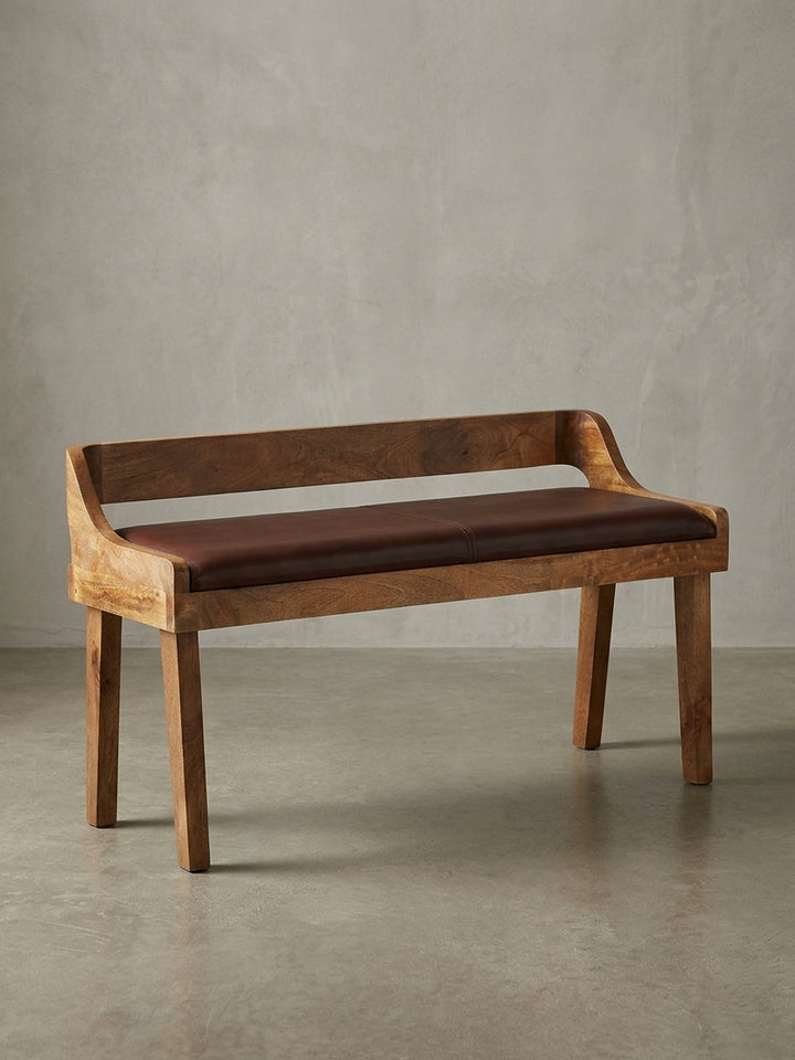 Gesamtansicht der kleinen Bettbank aus Holz und Leder, die das harmonische Zusammenspiel der natürlichen Werkstoffe verdeutlicht._