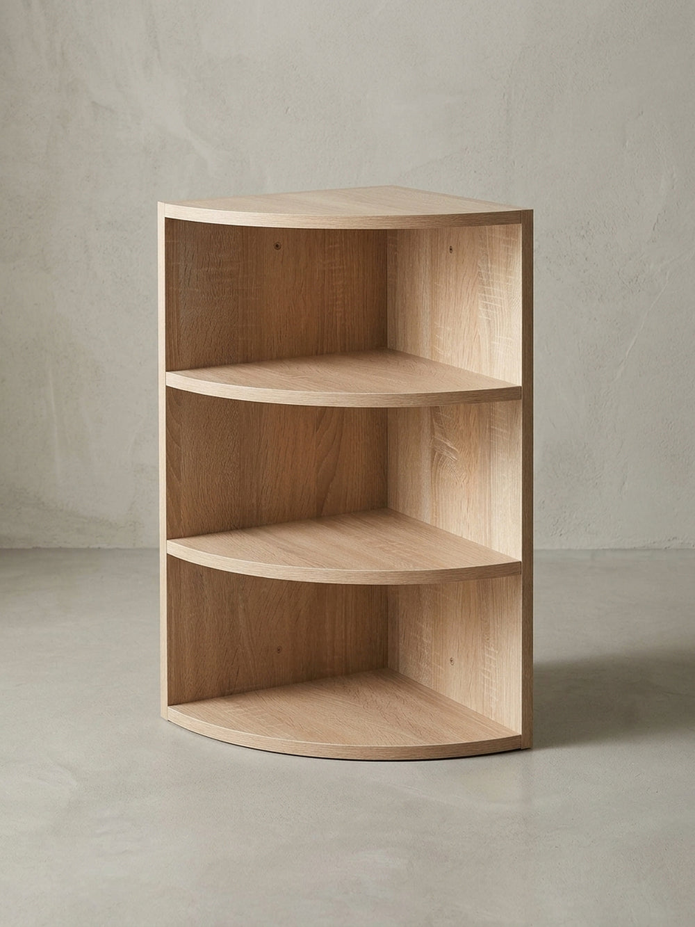 Viertelkreisförmiges Eckregal für die Wand in Sonoma Eiche. Das 60 cm hohe Holzregal zeigt seine drei Ebenen und die sanft gebogene Front vor einem sauberen weißen Hintergrund._