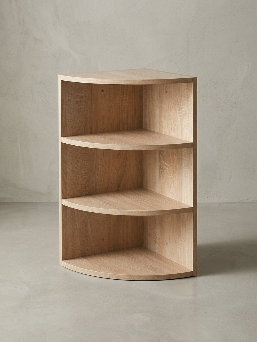 Viertelkreisförmiges Eckregal für die Wand in Sonoma Eiche. Das 60 cm hohe Holzregal zeigt seine drei Ebenen und die sanft gebogene Front vor einem sauberen weißen Hintergrund._