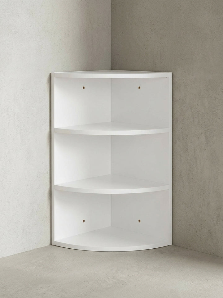 Modernes weißes Eckregal für die Wandbefestigung. Das 60 cm hohe Holz Wandregal präsentiert sich mit eleganter runder Front und drei geräumigen Ebenen im klaren Design._