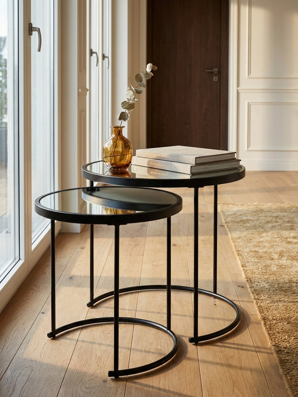 Detailaufnahme der hochglänzenden, verspiegelten Tischplatte eines schwarzen Beistelltisches, die Reflexionen und die feine Textur des Metallrahmens hervorhebt._