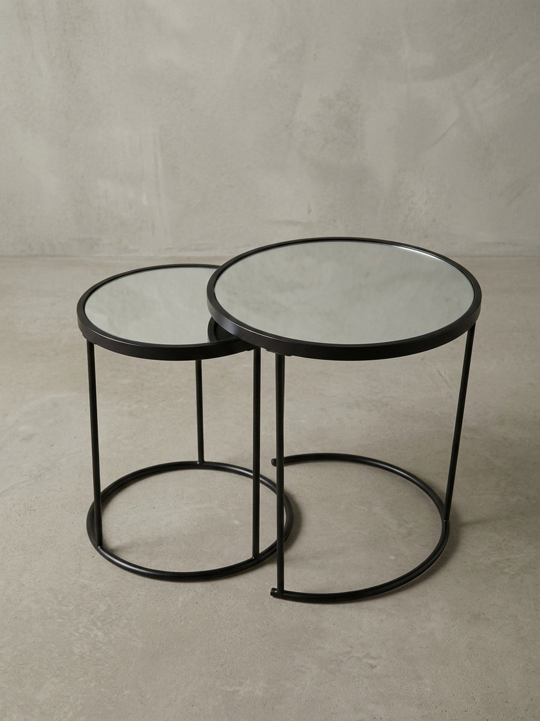 Zweiteiliger Couchtisch aus Metall und Spiegel in einer alternativen Perspektive, die das harmonische Zusammenspiel der unterschiedlichen Größen Ø 50 cm und Ø 42 cm betont._