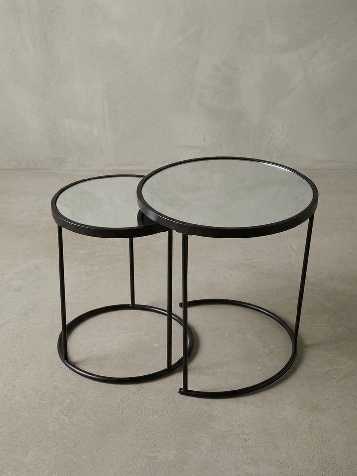 Zweiteiliger Couchtisch aus Metall und Spiegel in einer alternativen Perspektive, die das harmonische Zusammenspiel der unterschiedlichen Größen Ø 50 cm und Ø 42 cm betont._