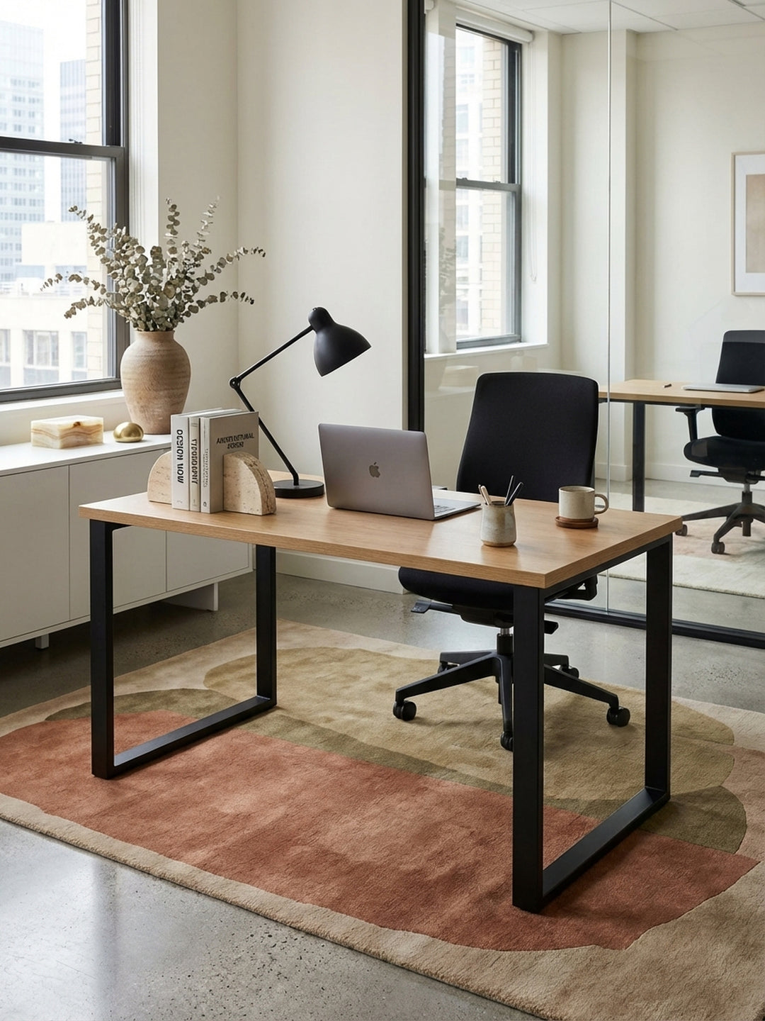Minimalistischer Schreibtisch 120x60 cm mit Eiche-Dekor Platte und schwarzen Metallbeinen in einem hellen, aufgeräumten Homeoffice._