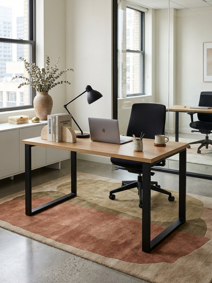 Minimalistischer Schreibtisch 120x60 cm mit Eiche-Dekor Platte und schwarzen Metallbeinen in einem hellen, aufgeräumten Homeoffice._