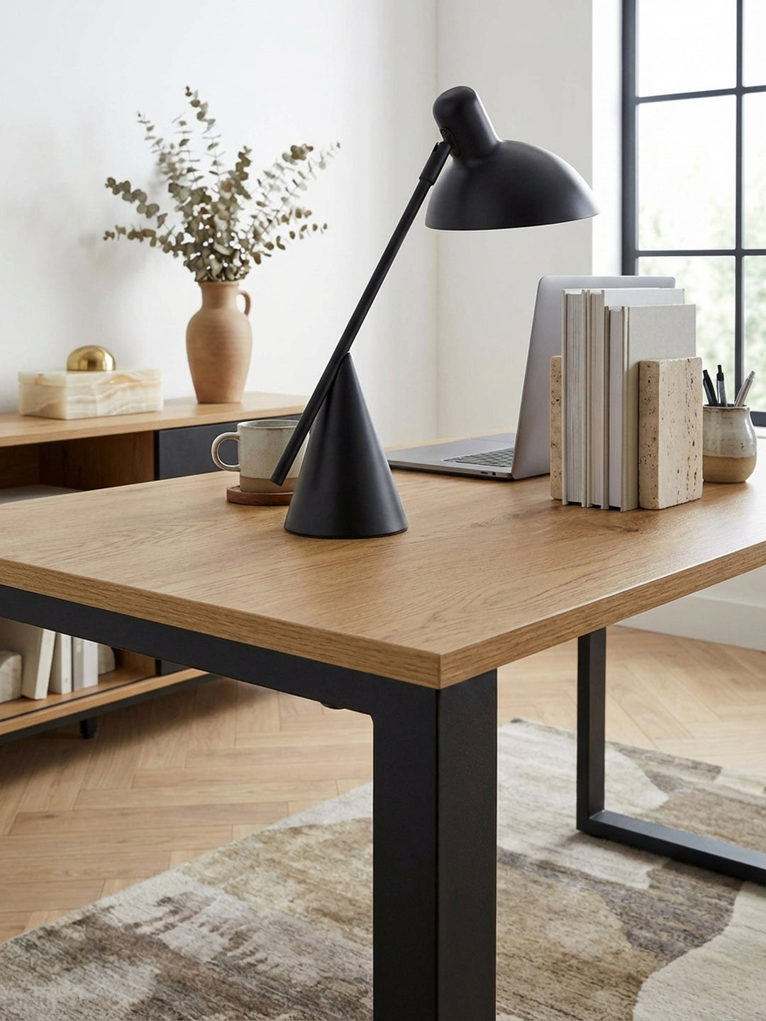 Detailaufnahme der Tischplatte aus MDF in Eiche-Dekor die feine Holzmaserung des Laptoptisches für das Arbeitszimmer kommt zur Geltung._