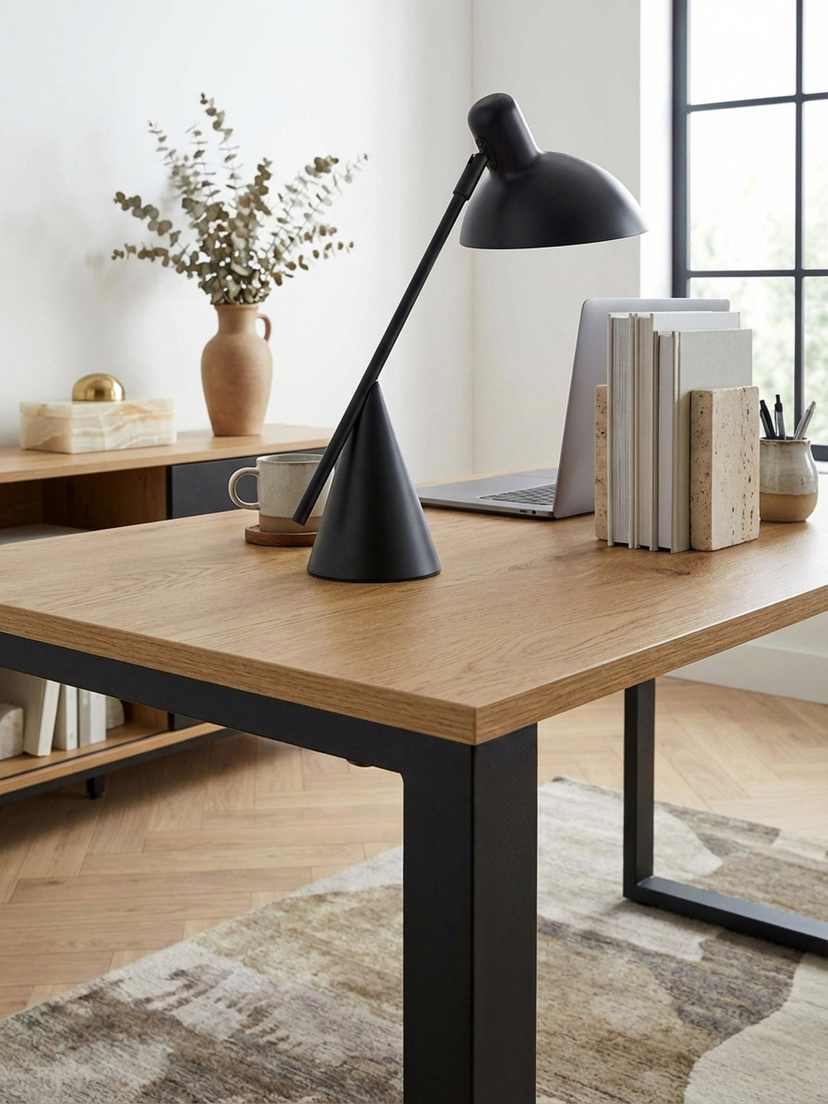 Detailaufnahme der Tischplatte aus MDF in Eiche-Dekor die feine Holzmaserung des Laptoptisches für das Arbeitszimmer kommt zur Geltung._