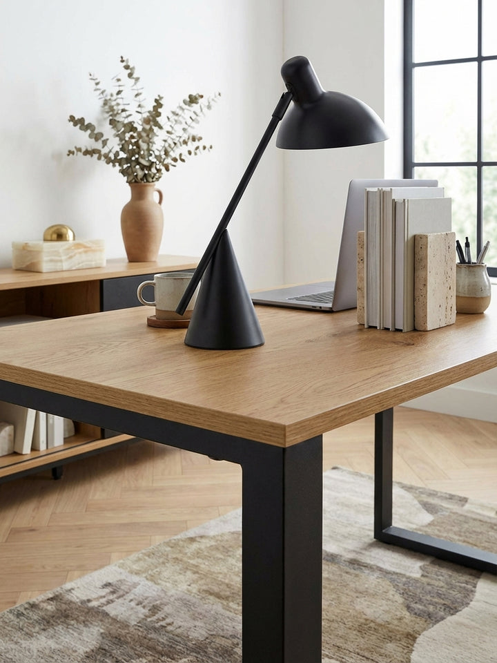 Detailaufnahme der Tischplatte aus MDF in Eiche-Dekor die feine Holzmaserung des Laptoptisches für das Arbeitszimmer kommt zur Geltung._