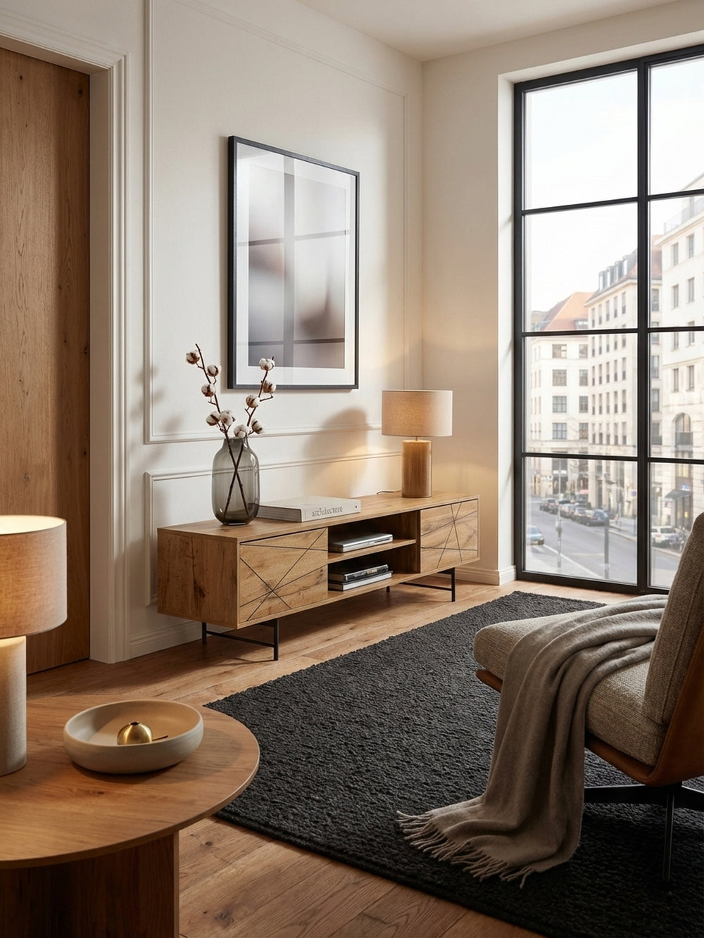Design TV-Schrank in Eichenoptik von oben, zeigt die 160x40 cm Ablagefläche mit Fernseher und die harmonische Integration in ein modernes Interieur._