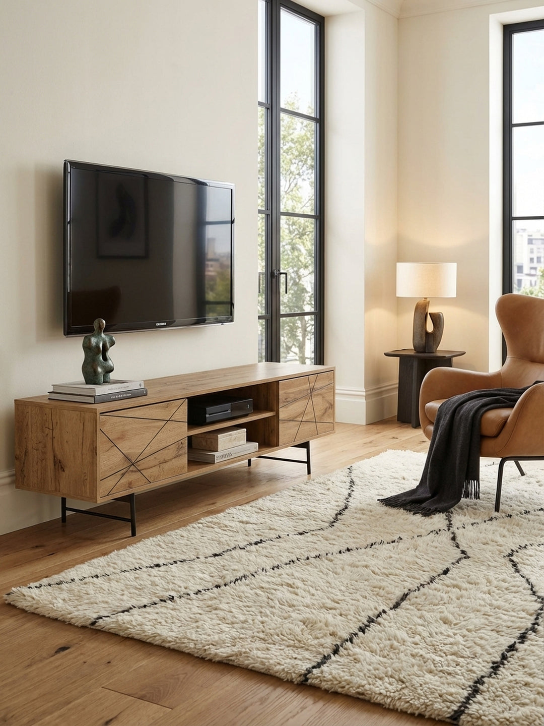 Modernes TV-Lowboard aus Eichenholz-Dekor im Wohnzimmer, 160 cm breit, mit schwarzem Liniendesign und Metallbeinen, stilvoll dekoriert._