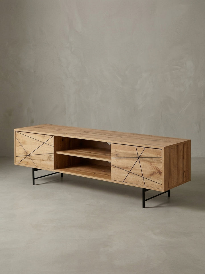 Design-Fernsehschrank aus Holzdekor in schräger 3/4-Ansicht, die Tiefe von 40 cm und die grafischen Türdetails sind gut erkennbar._