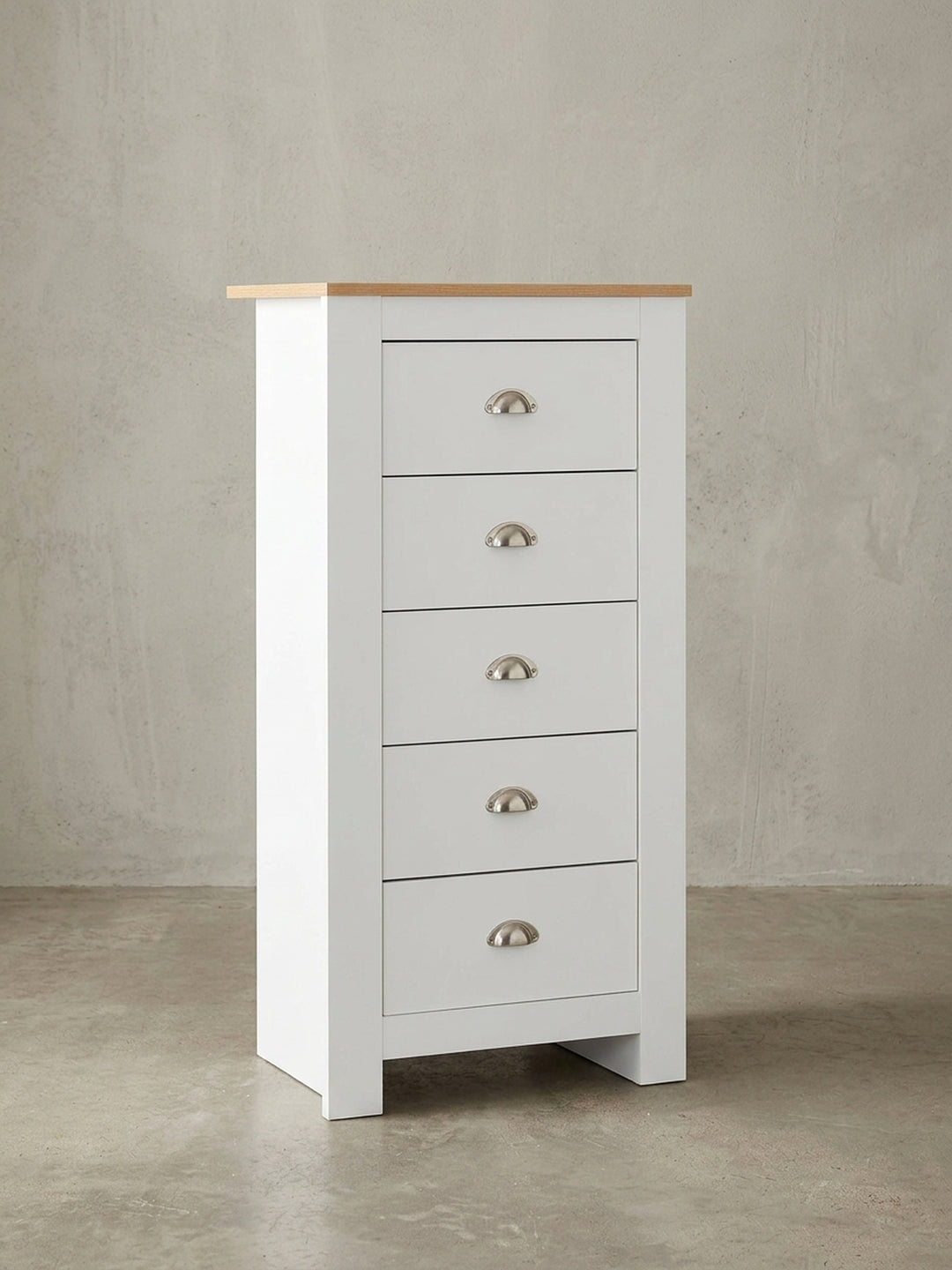 Frontansicht der hohen Kommode in Weiß und Eiche, 114 cm hoch, mit fünf Schubladen und stilvollen Aluminiumgriffen für das Wohnzimmer._