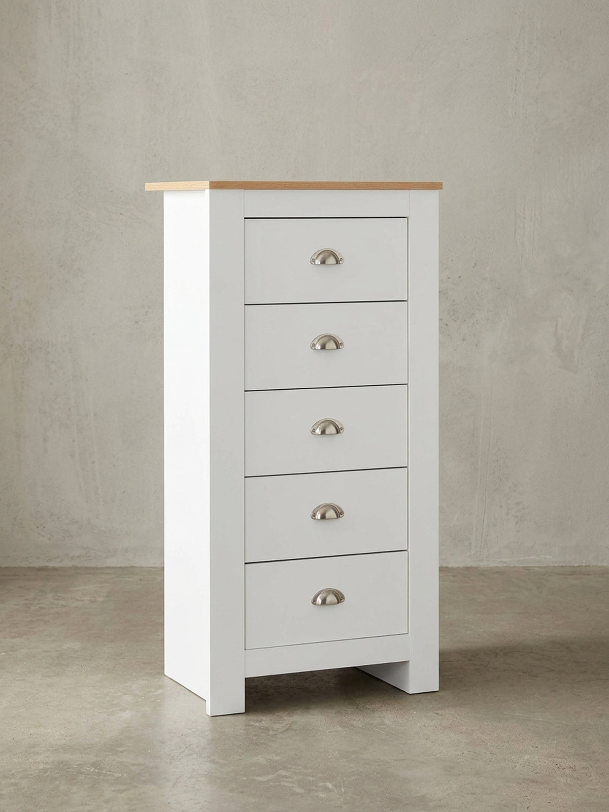 Frontansicht der hohen Kommode in Weiß und Eiche, 114 cm hoch, mit fünf Schubladen und stilvollen Aluminiumgriffen für das Wohnzimmer._