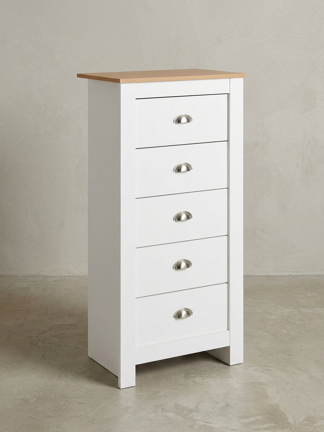 Die moderne Anrichte in schräger 3/4-Ansicht zeigt das zweifarbige Design in Weiß und Eiche und die schlanke Silhouette von 39 cm Tiefe._