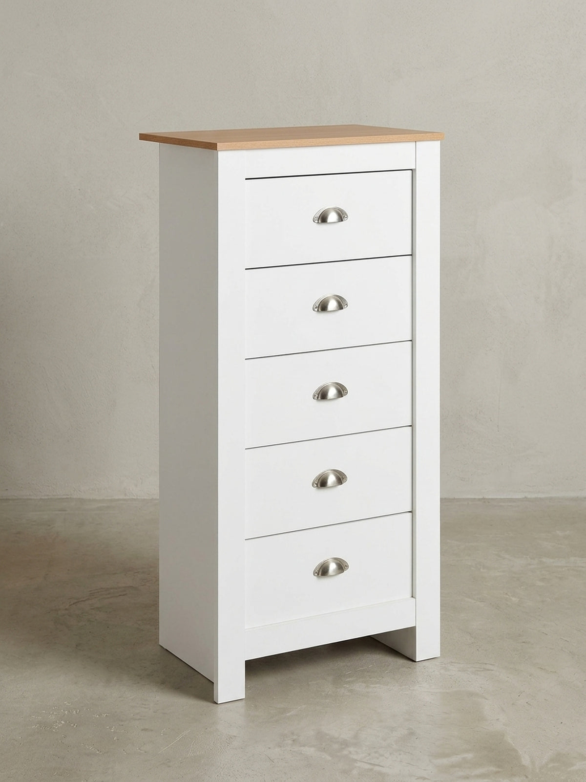 Die moderne Anrichte in schräger 3/4-Ansicht zeigt das zweifarbige Design in Weiß und Eiche und die schlanke Silhouette von 39 cm Tiefe._