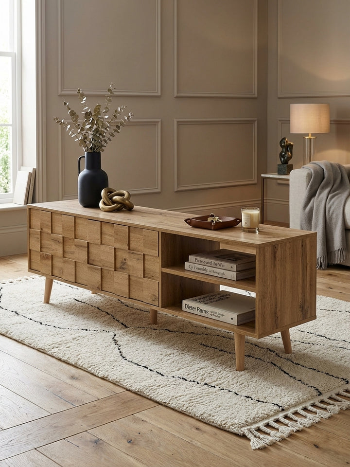 Draufsicht auf den TV-Schrank aus Eichenholz in einem Wohnzimmer, zeigt die großzügige Ablagefläche von 160x40 cm und die Anordnung im Raum._