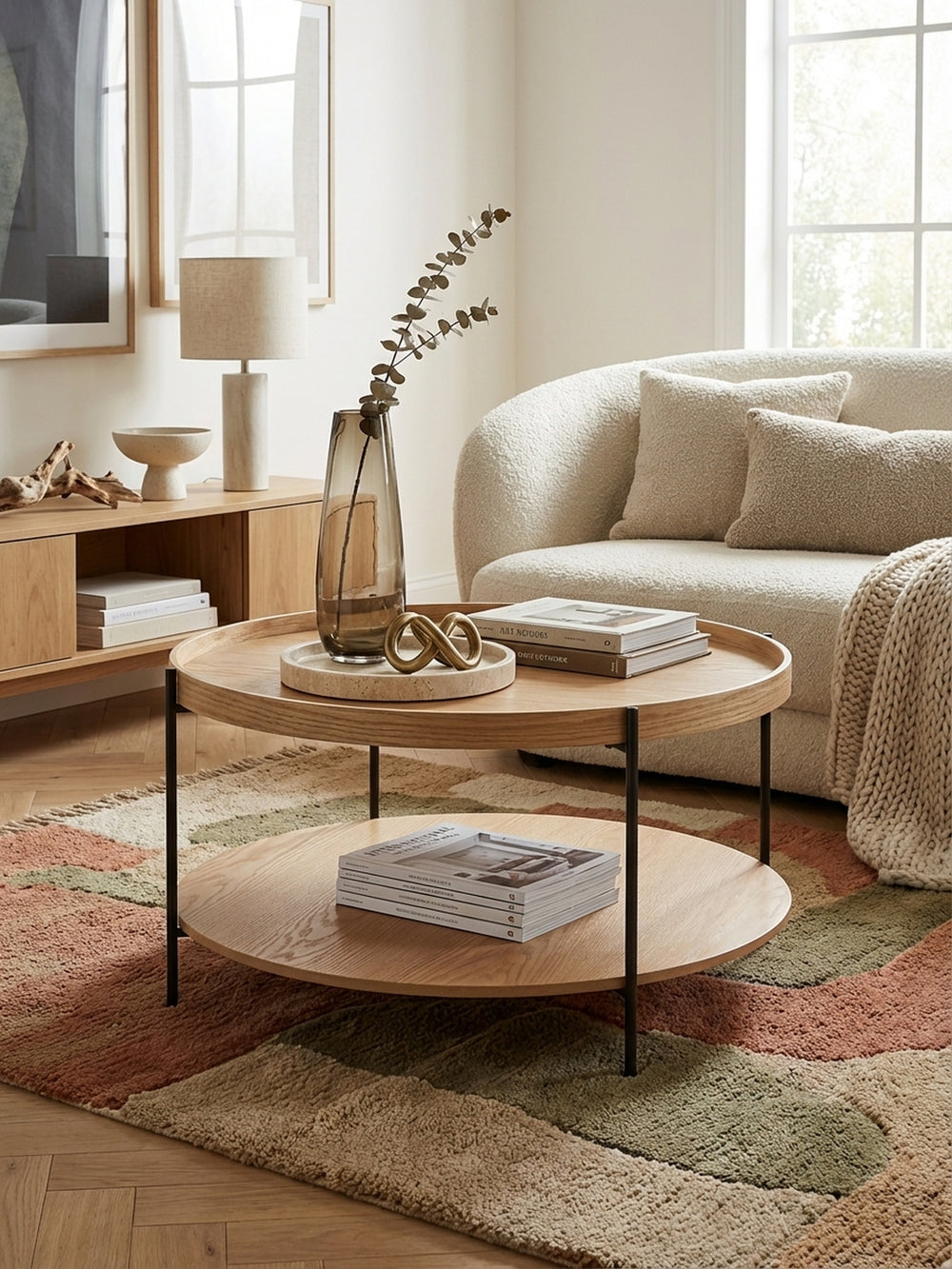 Couchtisch aus Eichenholz in einem hellen Wohnzimmer mit stilvoller Dekoration auf einem modernen Teppich vor einem Sofa._