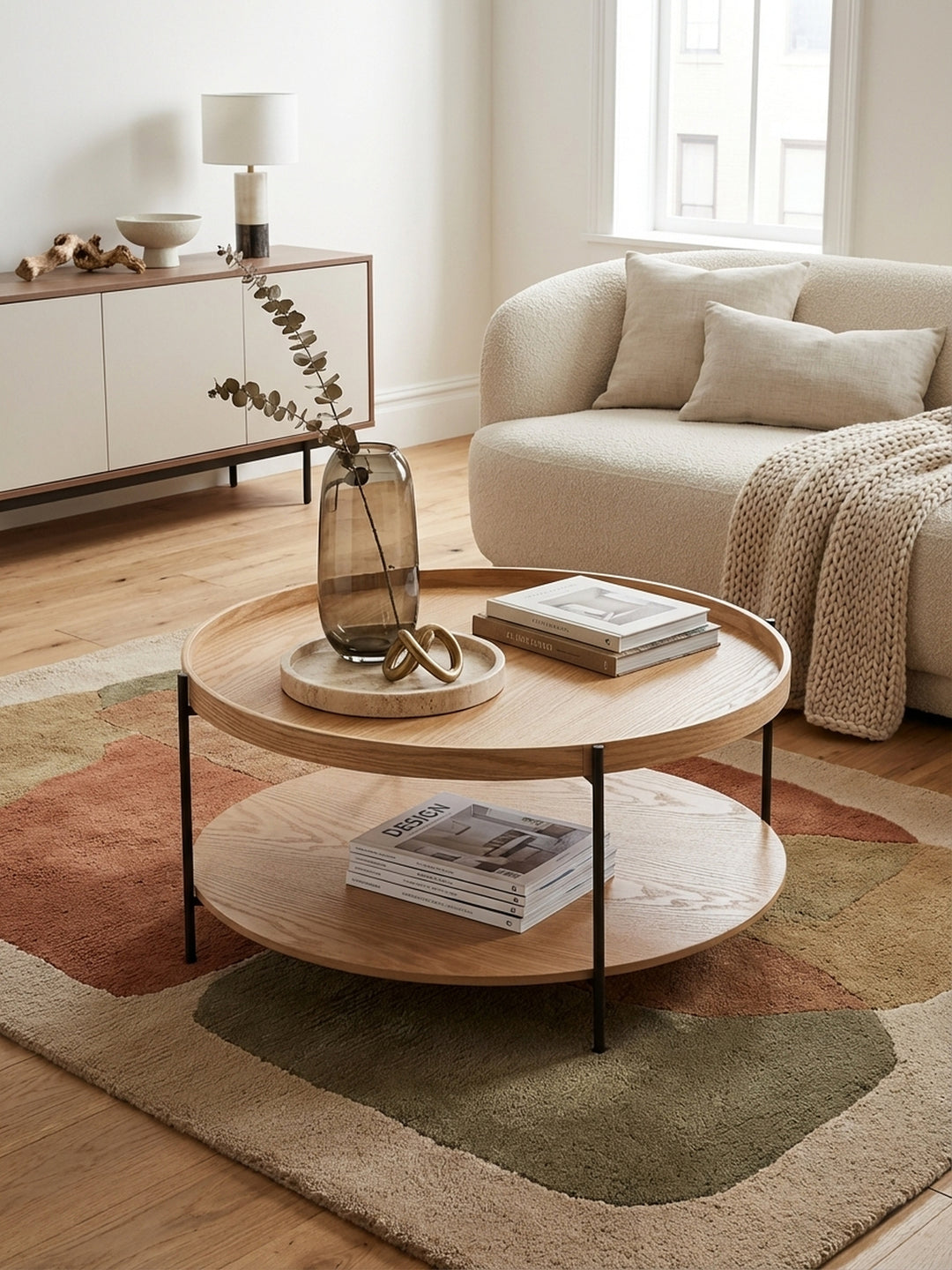 Runder Design Couchtisch 78x40 cm von oben fotografiert, zeigt die großzügigen Ablageflächen für Bücher und Dekoration im Wohnzimmer._