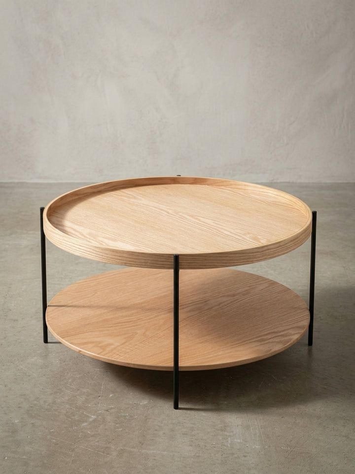 Alternativer Blickwinkel auf den Kaffeetisch, der die offene und luftige Struktur des runden Designs mit praktischer Ablagefläche betont._