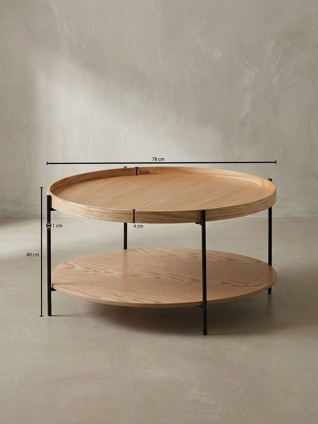 Seitenansicht des runden Holztisches für das Wohnzimmer, die die Proportionen und den Abstand zwischen der oberen Tablett-Platte und der unteren Ablage zeigt_