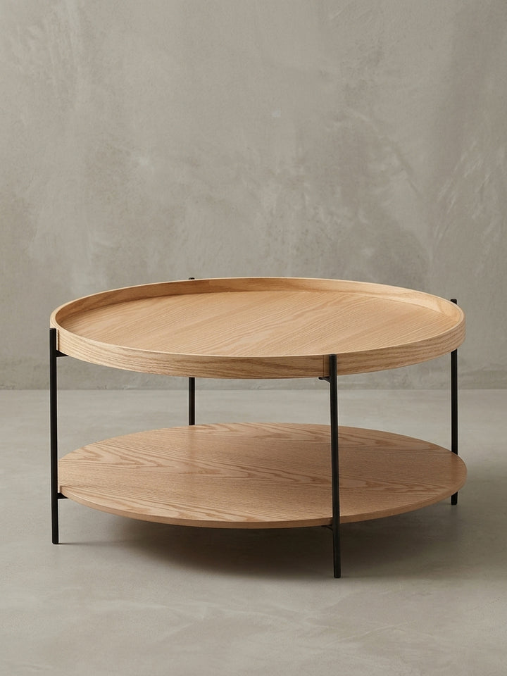Seitenansicht des runden Holztisches für das Wohnzimmer, die die Proportionen und den Abstand zwischen der oberen Tablett-Platte und der unteren Ablage zeigt._