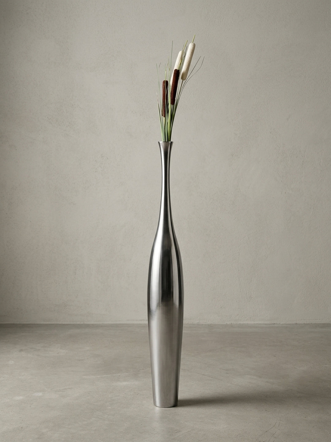 Aluminum polished exterior aus hochwertig auf neutralem Betonhintergrund Frontalansicht 13x13x100 cm_