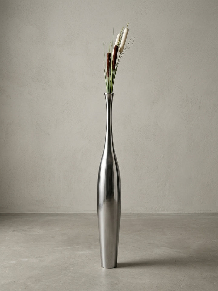 Aluminum polished exterior aus hochwertig auf neutralem Betonhintergrund Frontalansicht 13x13x100 cm_
