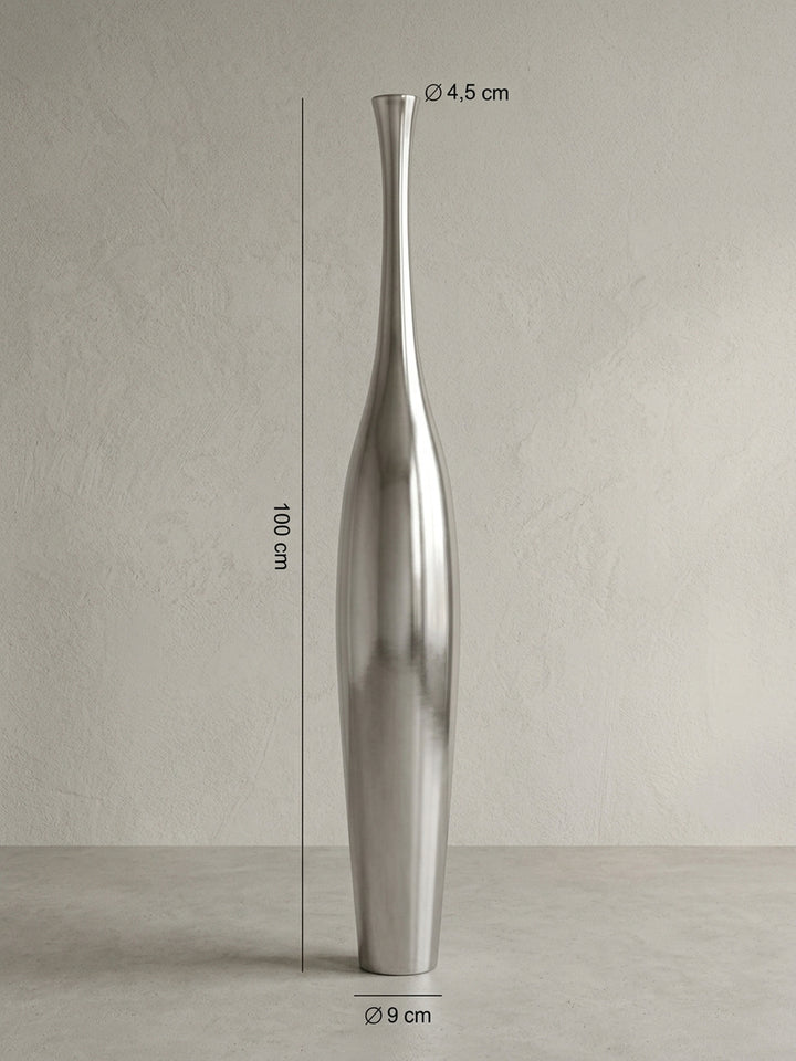 Aluminum polished exterior hochwertig in perspektivischer Ansicht zeigt Form und Proportionen 13x13x100 cm auf Studiohintergrund_