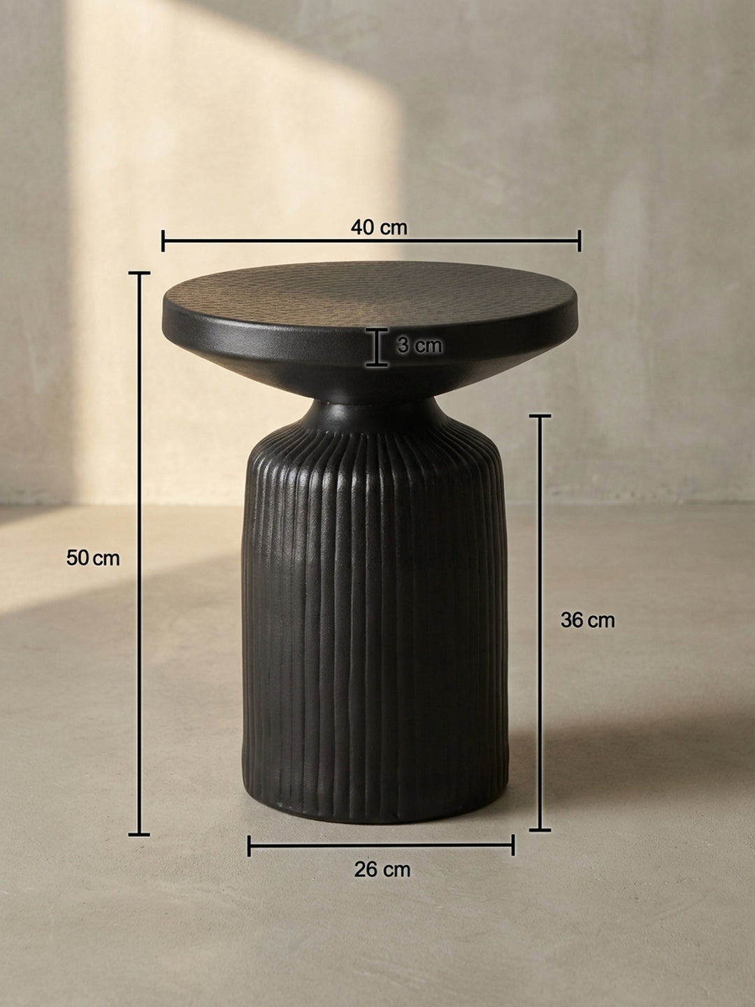 Technisches Maßbild des schwarzen Beistelltisches mit exakten Abmessungen: 50 cm Höhe, 40 cm Durchmesser und 26 cm Standfußbreite._
