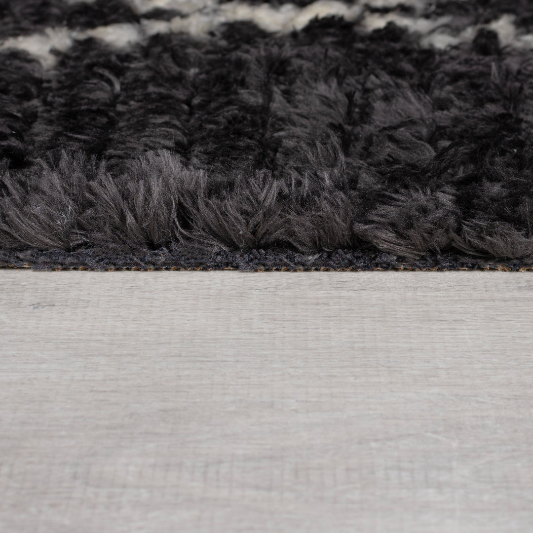 Eleganter SWALE JUNE Teppich mit Fransen - Schwarz-Weiß_ Kadima Design_Schwarz-Weiß_#sku_BARK503119374546-BARK503119374547#