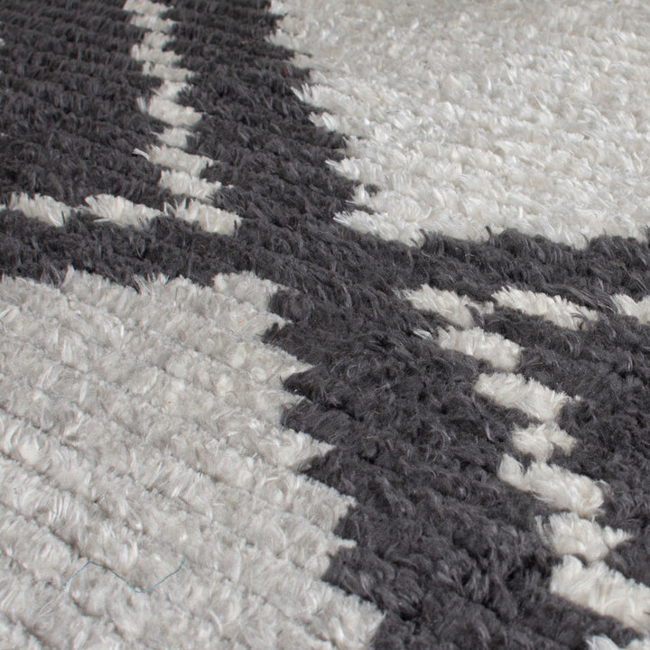 Eleganter SWALE TESS Teppich mit Quasten und Textur - Kadima Design_Schwarz-Beige_#sku_BARK503119372010-BARK503119372011#