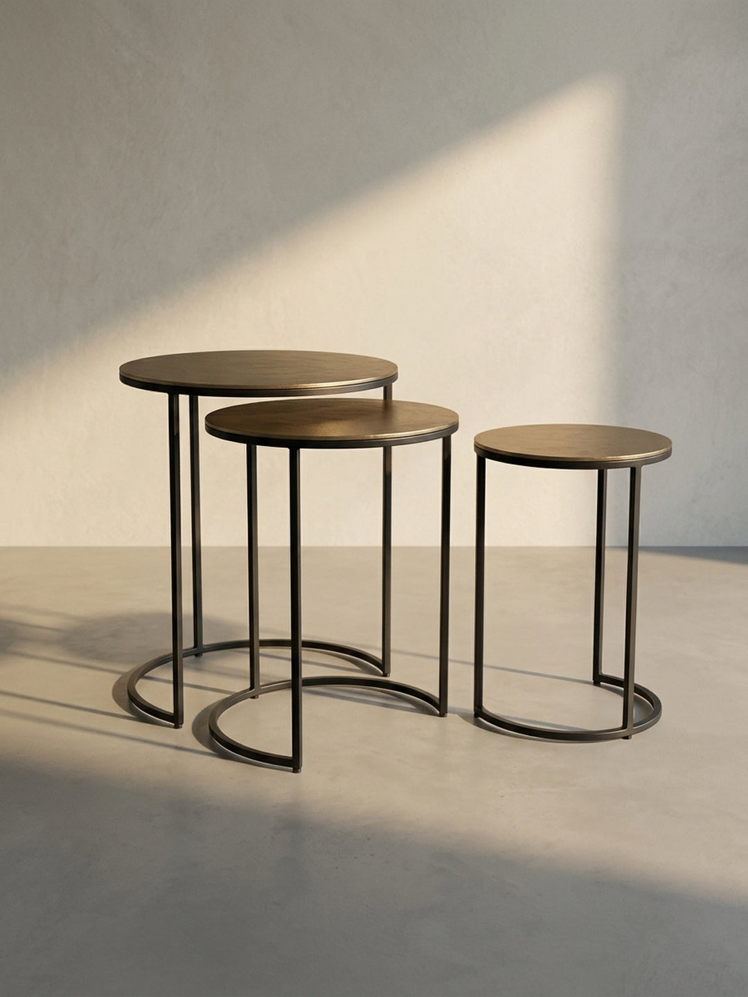 Seitenansicht des höchsten Beistelltisches des Sets, die das schlanke Profil und die offene, C-förmige Basis aus schwarzem Eisen zeigt._