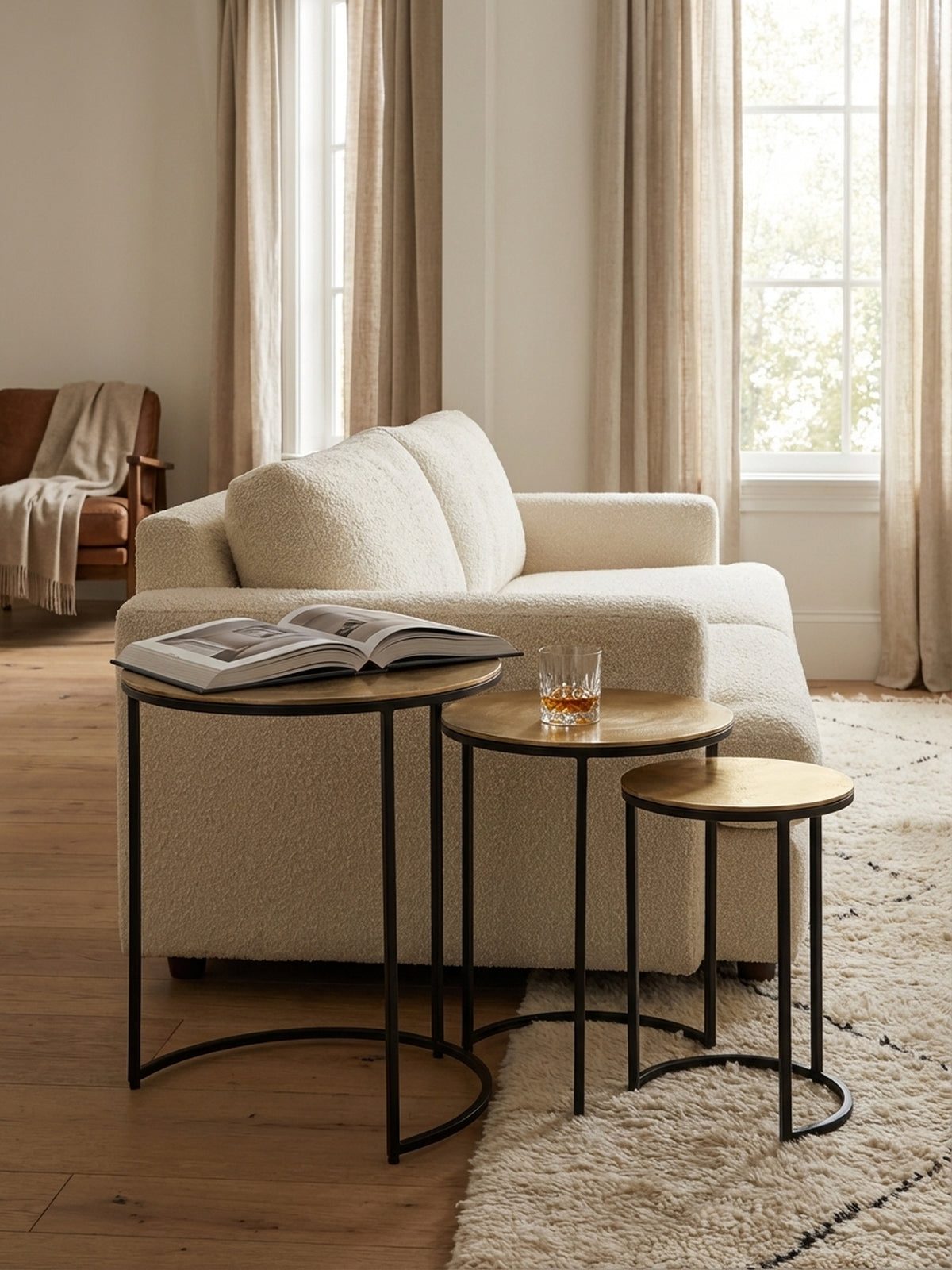 Einrichtungsidee mit einem kleinen Beistelltisch-Set neben dem Sofa, auf dem ein Glas Whiskey und eine Topfpflanze eine gemütliche Atmosphäre schaffen._