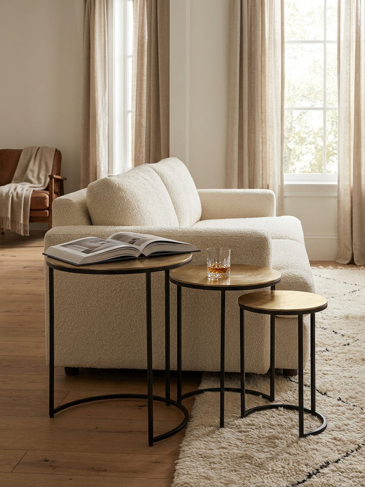 Einrichtungsidee mit einem kleinen Beistelltisch-Set neben dem Sofa, auf dem ein Glas Whiskey und eine Topfpflanze eine gemütliche Atmosphäre schaffen._