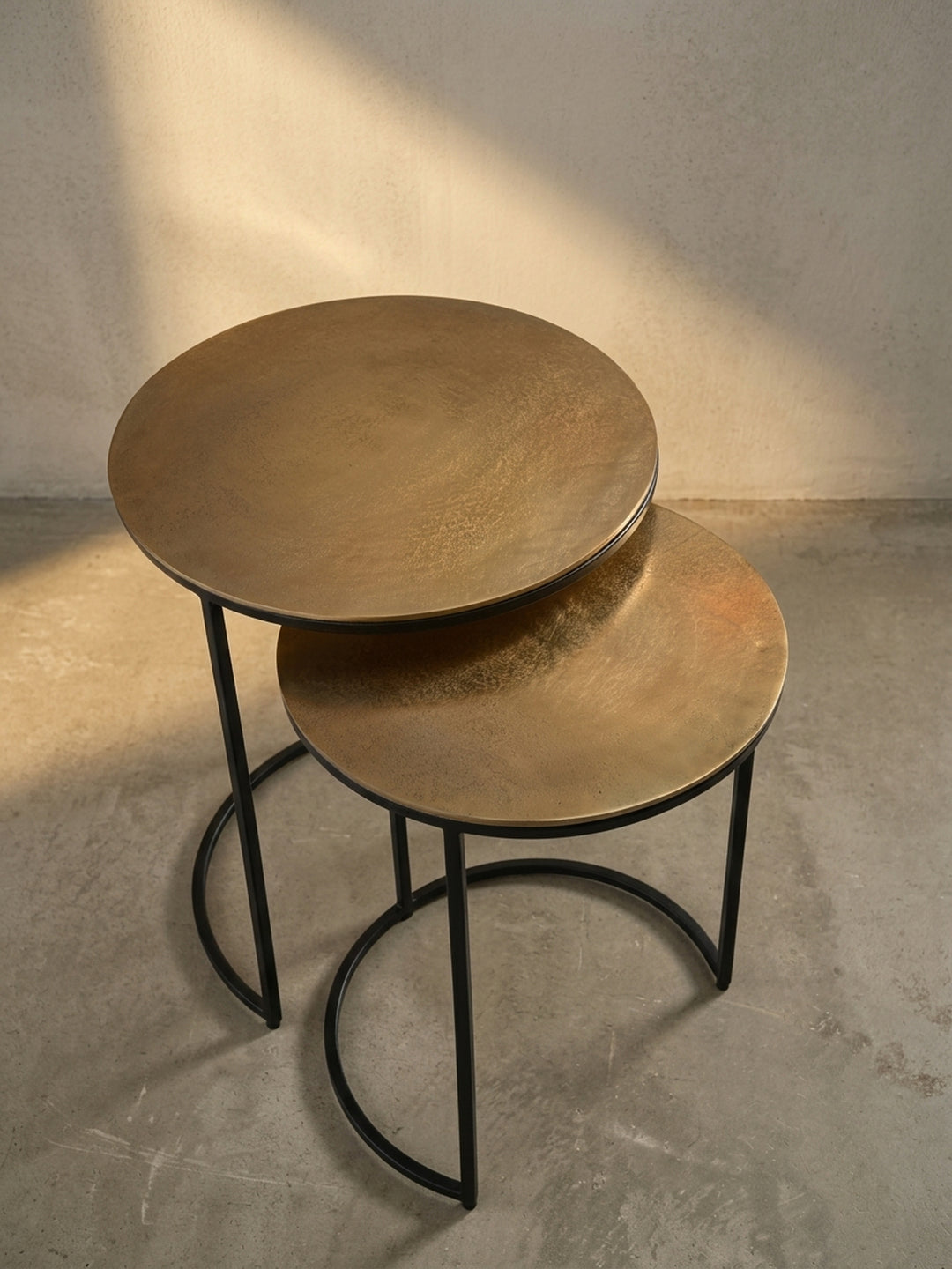 Alternative Perspektive auf das 3er-Set Beistelltische, die das harmonische Zusammenspiel der gestaffelten Höhen und Durchmesser betont._